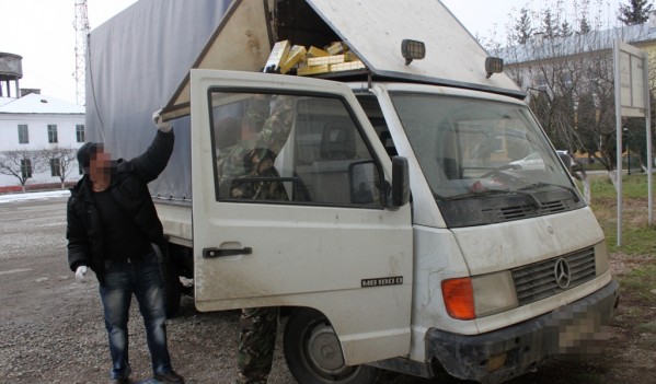 Ţigări de contrabandă depistate la Sighetu Marmației, într-o autoutilitară care transporta lână Ţigări de contrabandă depistate la Sighetu Marmației, într-o autoutilitară care transporta lână
