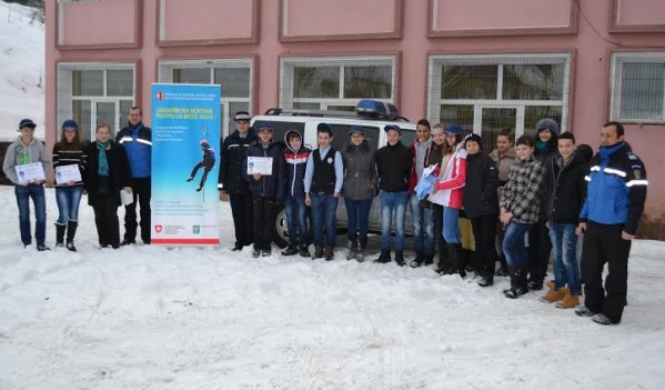 Jandarmii montani maramureşeni, în mijlocul elevilor Colegiului Economic „Pintea Viteazul” din Cavnic Jandarmii montani maramureşeni, în mijlocul elevilor Colegiului Economic „Pintea Viteazul” din Cavnic