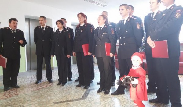 Pompierii băimăreni i-au colindat pe copiii internați la Spitalul Județean de Urgență ”Dr. Constantin Opriș” Pompierii băimăreni i-au colindat pe copiii internați la Spitalul Județean de Urgență ”Dr. Constantin Opriș”
