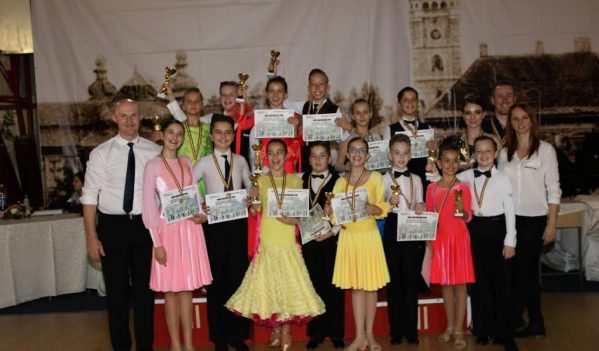 Prodance 2000 s-a calificat în 20 de finale și a câștigat 14 medalii la Cupa Castanelor Prodance 2000 s-a calificat în 20 de finale și a câștigat 14 medalii la Cupa Castanelor