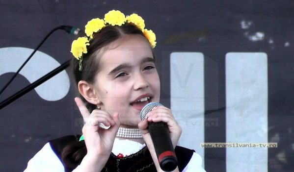 ”Subţirică-s ca grâu’!” – Interpretă populară de succes, la numai opt anişori (VIDEO) ”Subţirică-s ca grâu’!” – Interpretă populară de succes, la numai opt anişori (VIDEO)