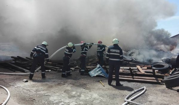 Incendiu la un depozit în aer liber de materiale plastice și cauciuc din Baia Mare Incendiu la un depozit în aer liber de materiale plastice și cauciuc din Baia Mare