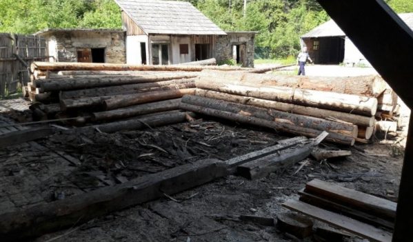 Material lemnos confiscat în Vișeu de Sus Material lemnos confiscat în Vișeu de Sus