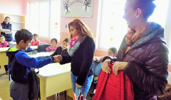 Ghiozdane pentru elevii romi din Sălsig Ghiozdane pentru elevii romi din Sălsig