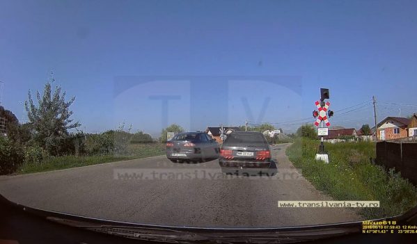 Culmea tupeului la Hideaga! Să treci calea ferată pe roşu, sub nasul poliţiştilor! (VIDEO) Culmea tupeului la Hideaga! Să treci calea ferată pe roşu, sub nasul poliţiştilor! (VIDEO)