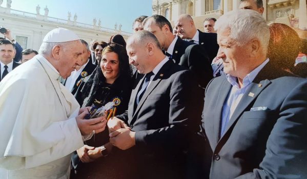 Delegația maramureșeană la Vatican primită în audiență de Papa Francisc Delegația maramureșeană la Vatican primită în audiență de Papa Francisc