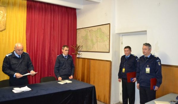 Doi jandarmi maramureşeni decoraţi de Ministrul Afacerilor Interne Doi jandarmi maramureşeni decoraţi de Ministrul Afacerilor Interne