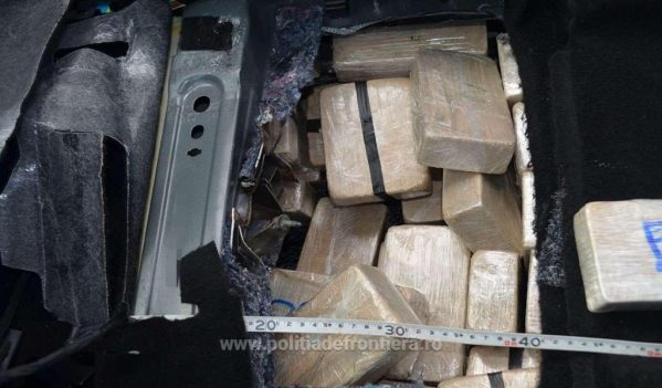 Doi olandezi, prinși în PTF Sighetu Marmaţiei cu 84 de kilograme de heroină Doi olandezi, prinși în PTF Sighetu Marmaţiei cu 84 de kilograme de heroină