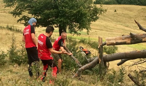Salvamont Maramureș se implică în curățarea traseelor turistice Salvamont Maramureș se implică în curățarea traseelor turistice
