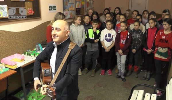 Doi profesori de religie au împărțit sute de cadouri pentru toți copiii din școală (VIDEO) Doi profesori de religie au împărțit sute de cadouri pentru toți copiii din școală (VIDEO)