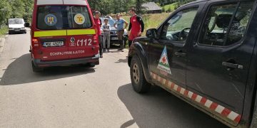 Bărbat care a suferit o criză de epilepsie, găsit de salvatorii montani în zona localității Budești și transportat cu ambulanța la spital