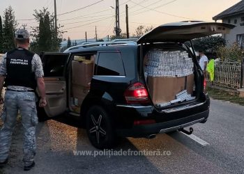 Focuri de armă pentru oprirea în trafic a două autoturisme încărcate cu ţigări de contrabandă