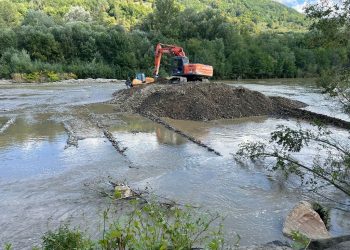 Lucrări de decolmatare a râului Vișeu