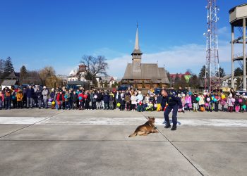 Câinele  Athos a prins ,,infractorul”, spre deliciul a peste 100 de copii,  veniți în vizită la Poliția de Frontieră Sighetu Marmației