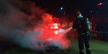 Autoturism cuprins de flăcări în Baia Mare