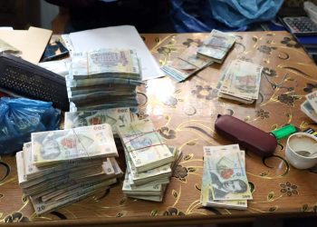 Peste 66.000 pachete țigări, 550.684 lei și sume în valută confiscate în urma a 14 percheziții în Maramureș