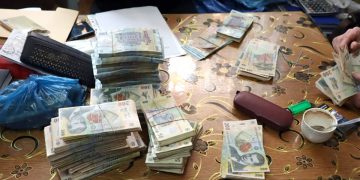 Peste 66.000 pachete țigări, 550.684 lei și sume în valută confiscate în urma a 14 percheziții în Maramureș