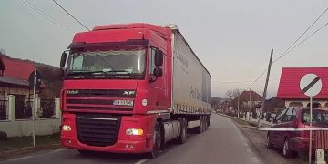 (VIDEO) Depășire periculoasă în spatele unui echipaj de poliție