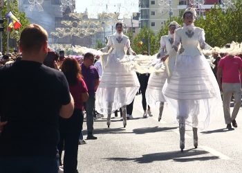 VIDEO: Peste 1.000 de participanți la parada de deschidere a Sărbătorii Castanelor, ediția din acest an