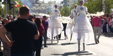 VIDEO: Peste 1.000 de participanți la parada de deschidere a Sărbătorii Castanelor, ediția din acest an